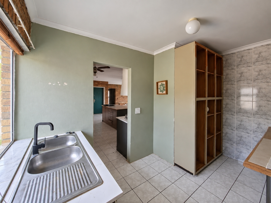 To Let 4 Bedroom Property for Rent in Rouxville Western Cape